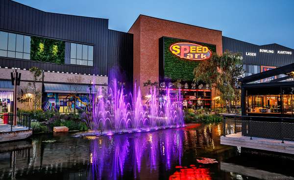 Musikalische Wasserspiele in der Shopping Promenade Coeur Alsace, Vendenheim bei Straßburg - Frankreich