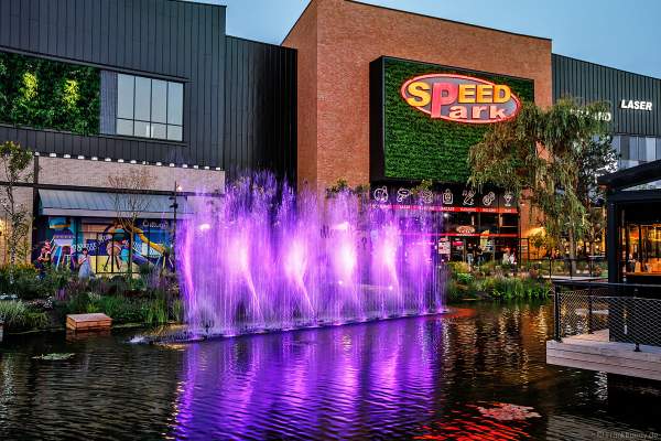 Musikalische Wasserspiele in der Shopping Promenade Coeur Alsace, Vendenheim bei Straßburg - Frankreich