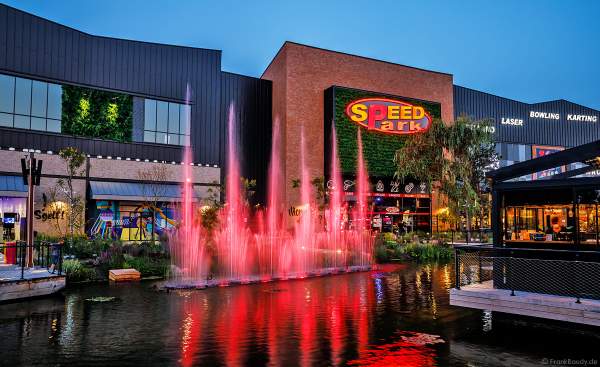 Musikalische Wasserspiele in der Shopping Promenade Coeur Alsace, Vendenheim bei Straßburg - Frankreich