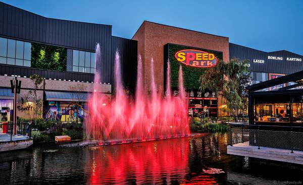 Musikalische Wasserspiele in der Shopping Promenade Coeur Alsace, Vendenheim bei Straßburg - Frankreich