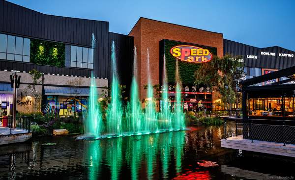 Musikalische Wasserspiele in der Shopping Promenade Coeur Alsace, Vendenheim bei Straßburg - Frankreich