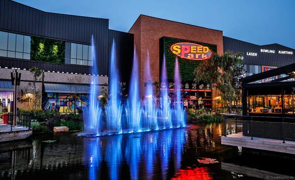 Musikalische Wasserspiele in der Shopping Promenade Coeur Alsace, Vendenheim bei Straßburg - Frankreich