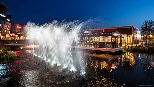 Musikalische Wasserspiele in der Shopping Promenade Coeur Alsace, Vendenheim bei Straßburg - Frankreich