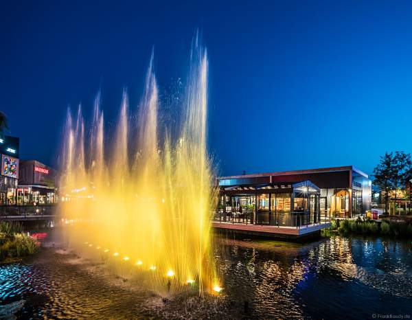 Musikalische Wasserspiele in der Shopping Promenade Coeur Alsace, Vendenheim bei Straßburg - Frankreich