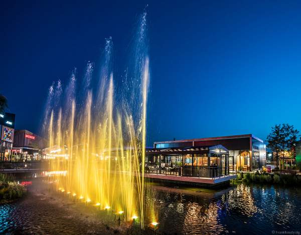Musikalische Wasserspiele in der Shopping Promenade Coeur Alsace, Vendenheim bei Straßburg - Frankreich