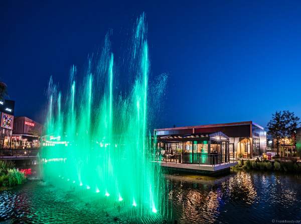 Musikalische Wasserspiele in der Shopping Promenade Coeur Alsace, Vendenheim bei Straßburg - Frankreich