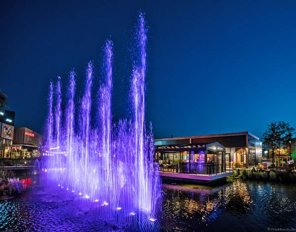 Musikalische Wasserspiele in der Shopping Promenade Coeur Alsace, Vendenheim bei Straßburg - Frankreich