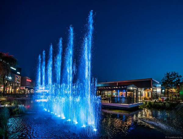 Musikalische Wasserspiele in der Shopping Promenade Coeur Alsace, Vendenheim bei Straßburg - Frankreich