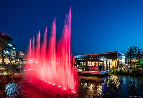 Musikalische Wasserspiele in der Shopping Promenade Coeur Alsace, Vendenheim bei Straßburg - Frankreich