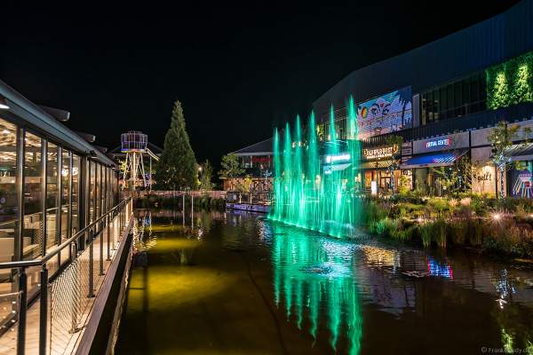 Musikalische Wasserspiele in der Shopping Promenade Coeur Alsace, Vendenheim bei Straßburg - Frankreich
