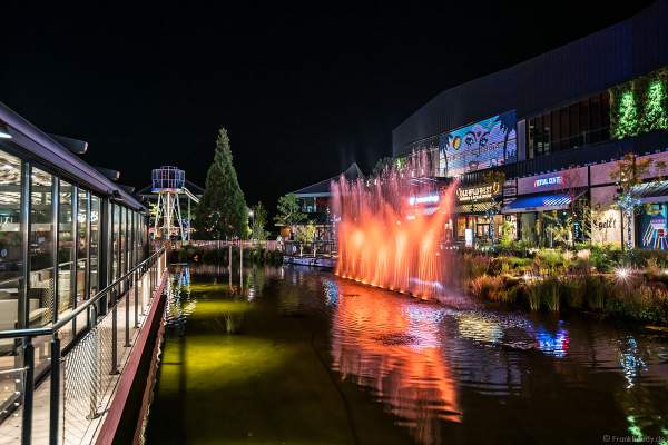 Musikalische Wasserspiele in der Shopping Promenade Coeur Alsace, Vendenheim bei Straßburg - Frankreich