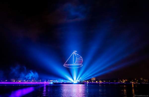 STERNENZAUBER ÜBER KIEL mit Drohnenshow und einer Laser- und Lichtshow als Abschlussinszenierung der Kieler Woche 2021 von AIDA Cruises