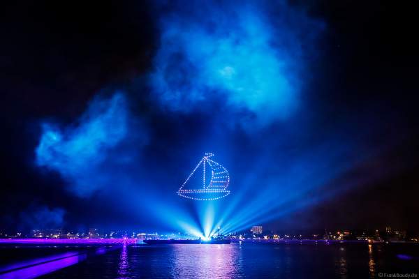 STERNENZAUBER ÜBER KIEL mit Drohnenshow und einer Laser- und Lichtshow als Abschlussinszenierung der Kieler Woche 2021 von AIDA Cruises
