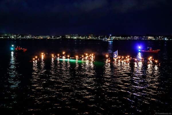 Fackelschwimmer und Fackeltaucher zum Beginn der Finalshow STERNENZAUBER ÜBER KIEL bei der Kieler Woche 2021