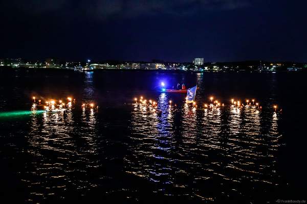Fackelschwimmer und Fackeltaucher zum Beginn der Finalshow STERNENZAUBER ÜBER KIEL bei der Kieler Woche 2021