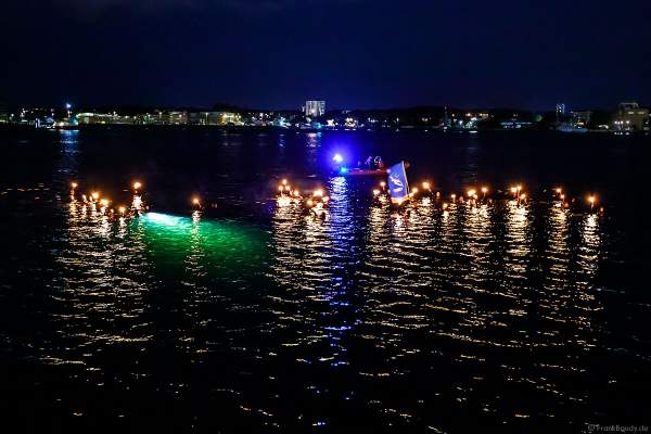 Fackelschwimmer und Fackeltaucher zum Beginn der Finalshow STERNENZAUBER ÜBER KIEL bei der Kieler Woche 2021