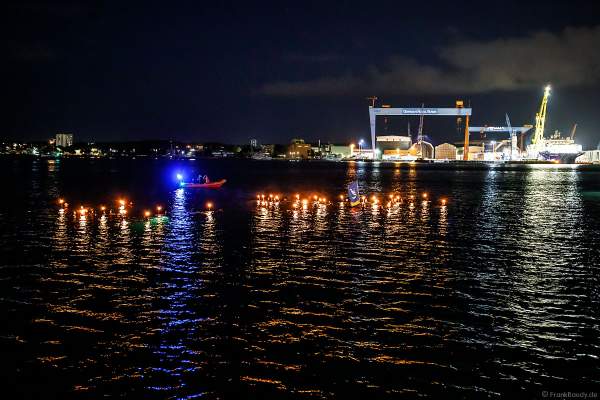Fackelschwimmer und Fackeltaucher zum Beginn der Finalshow STERNENZAUBER ÜBER KIEL bei der Kieler Woche 2021