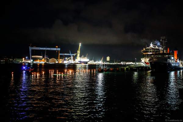 Fackelschwimmer und Fackeltaucher zum Beginn der Finalshow STERNENZAUBER ÜBER KIEL bei der Kieler Woche 2021