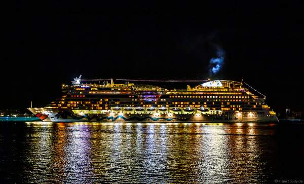 Das Kreuzfahrtschiff "AIDAluna" bei der Abfahrt nach der Finalshow STERNENZAUBER ÜBER KIEL bei der Kieler Woche 2021