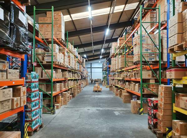 Das riesige Hochregallager für Silvesterfeuerwerk der Firma Beisel Pyrotechnik in Wiesloch