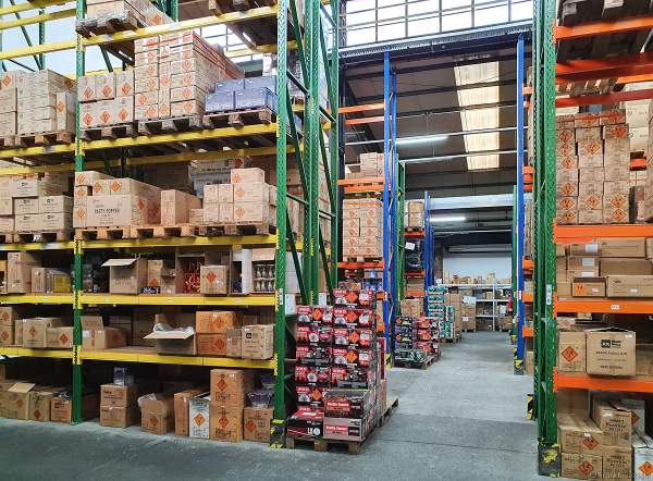 Das riesige Hochregallager für Silvesterfeuerwerk der Firma Beisel Pyrotechnik in Wiesloch