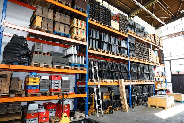 Das riesige Hochregallager für Silvesterfeuerwerk der Firma Beisel Pyrotechnik in Wiesloch