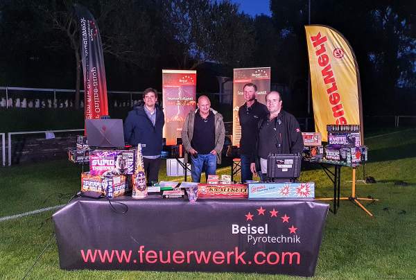 Zwei Repräsentanten von Lesli Fireworks, Rene Calmez und Geschäftsführer Thomas Fischer beim Vorschießen von Beisel Pyrotechnik am 25.09.2021