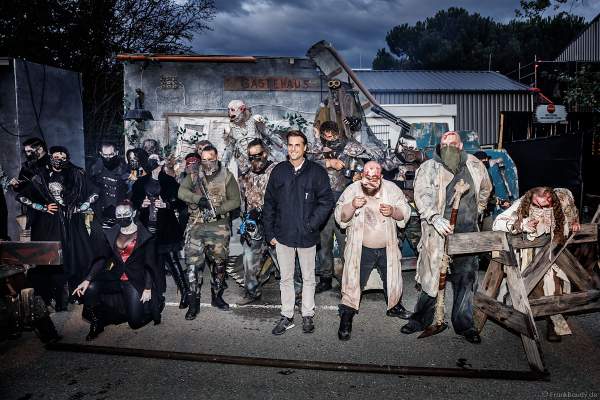 Thomas Mack mit Darsteller bei den Horror Nights - TRAUMATICA 2021 bei Halloween im Europa-Park in Rust