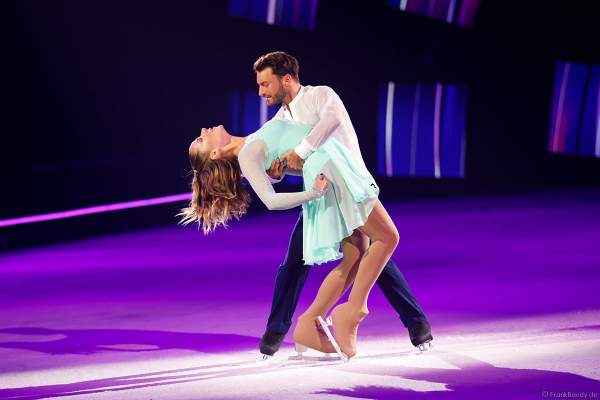 TV-Star Cheyenne Pahde und Eislauf- und Showstar Joti Polizoakis bei der Generalprobe der neuen Eisshow A NEW DAY von Holiday on Ice im Grefrather EisSport & EventPark am 16.11.2021