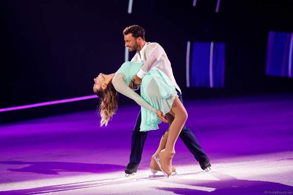 TV-Star Cheyenne Pahde und Eislauf- und Showstar Joti Polizoakis bei der Generalprobe der neuen Eisshow A NEW DAY von Holiday on Ice im Grefrather EisSport & EventPark am 16.11.2021