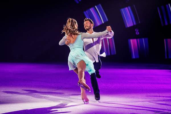 TV-Star Cheyenne Pahde und Eislauf- und Showstar Joti Polizoakis bei der Generalprobe der neuen Eisshow A NEW DAY von Holiday on Ice im Grefrather EisSport & EventPark am 16.11.2021