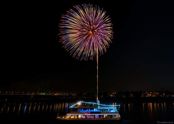 Japanisches Hanabi Feuerwerk beim Japan-Tag in Düsseldorf