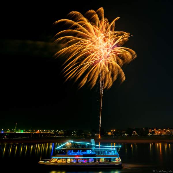 Japanisches Feuerwerk beim Japan-Tag in Düsseldorf