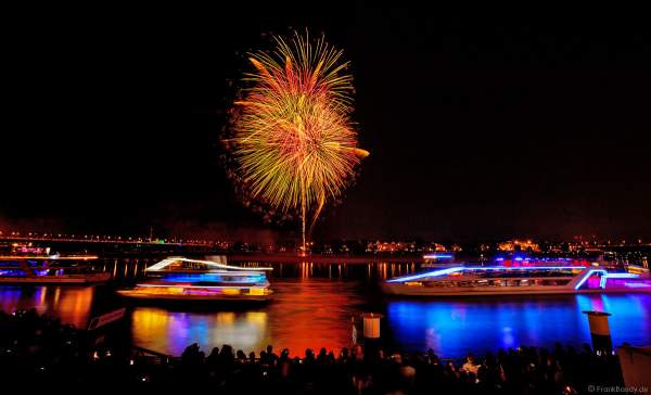 Japanisches Hanabi Feuerwerk beim Japan-Tag in Düsseldorf