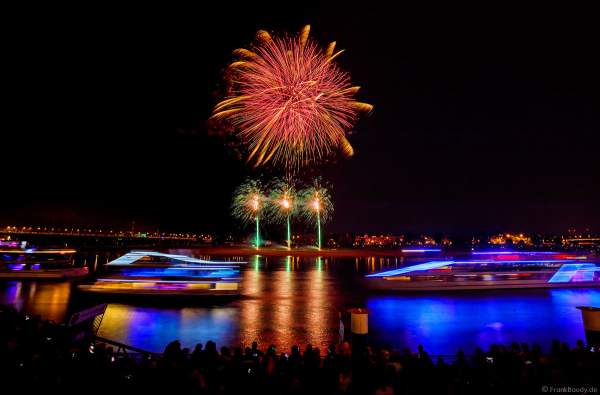 Japanisches Hanabi Feuerwerk beim Japan-Tag in Düsseldorf