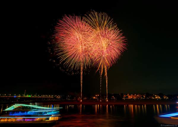 Japanisches Hanabi Feuerwerk beim Japan-Tag in Düsseldorf