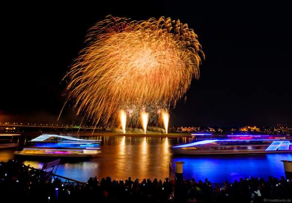 Japanisches Hanabi Feuerwerk beim Japan-Tag in Düsseldorf