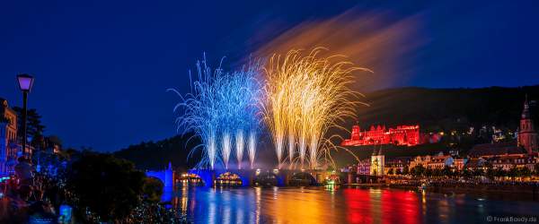Blau/gelb leuchte die Alte Brücke und der mit Feuerwerk erhellte Himmel als leuchtendes Zeichen der Solidarität zur Ukraine