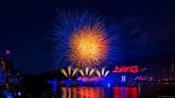 Blau/gelb leuchte die Alte Brücke und der mit Feuerwerk erhellte Himmel als leuchtendes Zeichen der Solidarität zur Ukraine