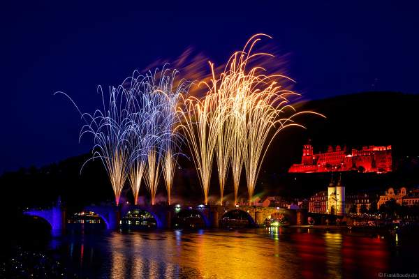 Blau/gelb leuchte die Alte Brücke und der mit Feuerwerk erhellte Himmel als leuchtendes Zeichen der Solidarität zur Ukraine