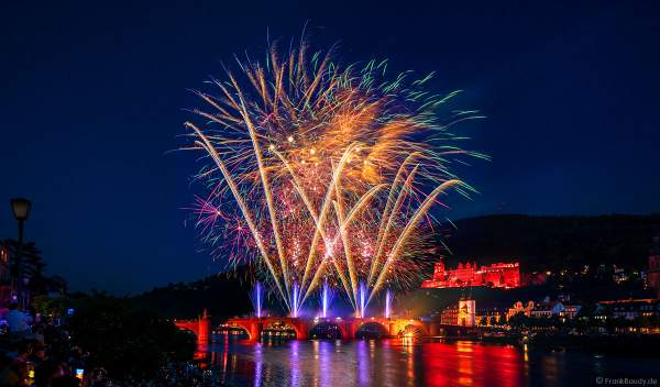 Heidelberger Schlossbeleuchtung 2022 mit Feuerwerk auf der Alten Brücke