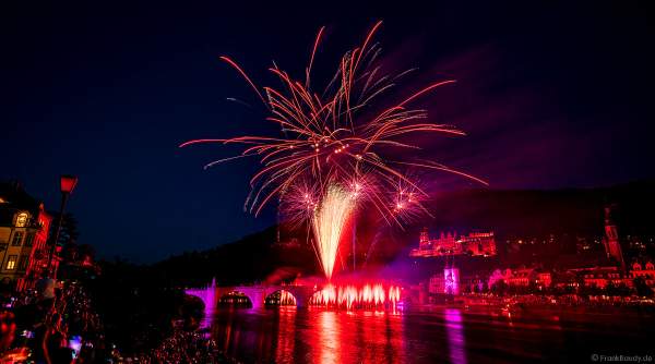 Heidelberger Schlossbeleuchtung 2022 mit Feuerwerk auf der Alten Brücke