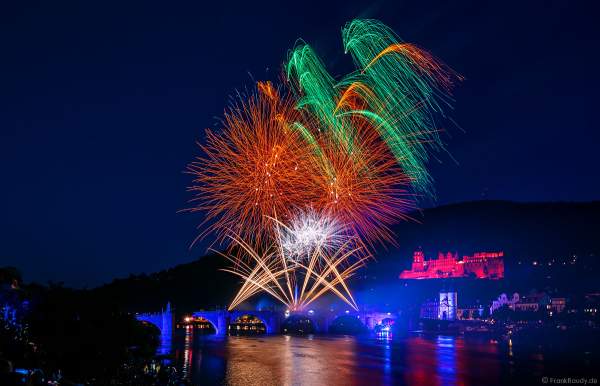 Heidelberger Schlossbeleuchtung 2022 mit Feuerwerk auf der Alten Brücke