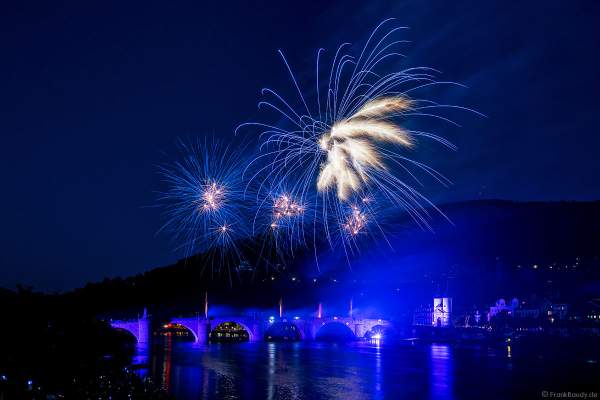 Heidelberger Schlossbeleuchtung 2022 mit Feuerwerk auf der Alten Brücke