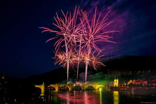 Heidelberger Schlossbeleuchtung 2022 mit Feuerwerk auf der Alten Brücke