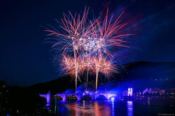 Heidelberger Schlossbeleuchtung 2022 mit Feuerwerk auf der Alten Brücke