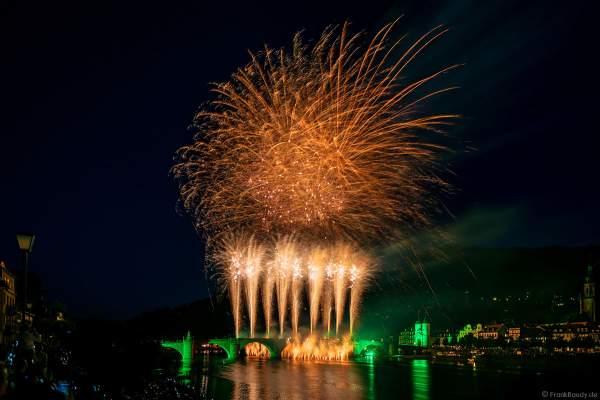 Heidelberger Schlossbeleuchtung 2022 mit Feuerwerk auf der Alten Brücke