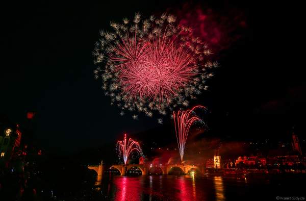 Heidelberger Schlossbeleuchtung 2022 mit Feuerwerk auf der Alten Brücke
