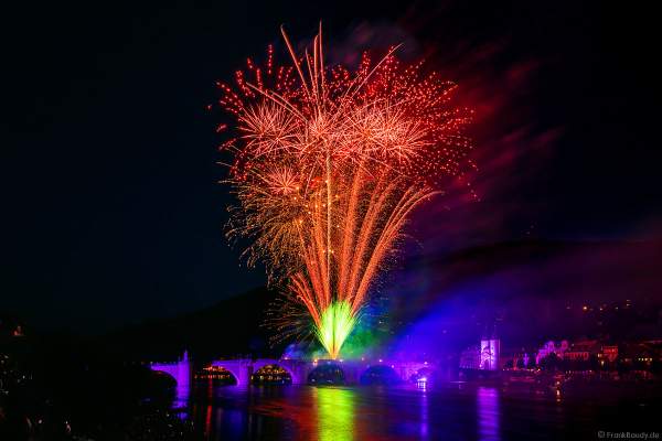 Heidelberger Schlossbeleuchtung 2022 mit Feuerwerk auf der Alten Brücke