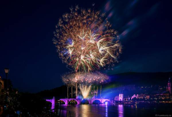 Heidelberger Schlossbeleuchtung 2022 mit Feuerwerk auf der Alten Brücke